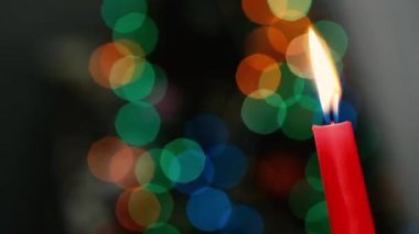 Kırmızı mum karanlık bir arka plan üzerinde renkli daireler, bokeh, closeup arka plan, Noel akşam, yeni yıl, Noel, Noel mum bokeh ışıklar