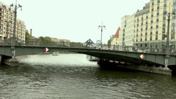 Paesaggio urbano e Weidendammer ponte sul fiume Sprea, nella città di Berlino, Weidendammer Brcke, turistiche navi sul fiume Spree, Friedrichstrasse, Berlino, Germania — Video Stock