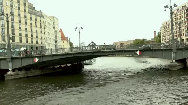 城市景观和 Weidendammer 大桥在柏林城, Weidendammer Brcke, 旅游船上的狂欢, 弗里德里希, 柏林, 德国 — 图库视频影像