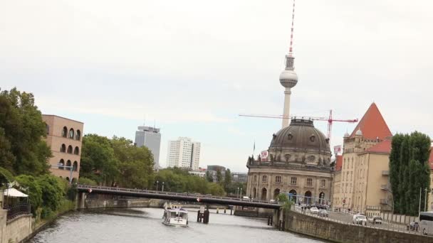 Pleziervaartuigen rond Moltke Bridge.This brug over rivier de Spree in Berlijn, Duitsland — Stockvideo