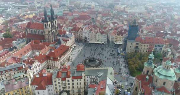 从上面的全景图布拉格城堡。城市的空中, 从上面俯瞰布拉格的市容。飞行在城市, 顶面看法, 老镇正方形, 布拉格 — 图库视频影像