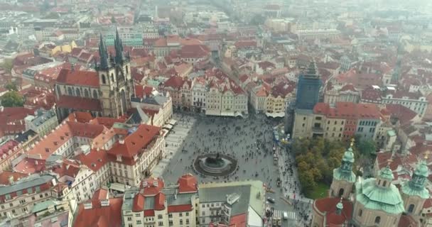 从上面的全景图布拉格城堡。城市的空中, 从上面俯瞰布拉格的市容。飞行在城市, 顶面看法, 老镇正方形, 布拉格 — 图库视频影像