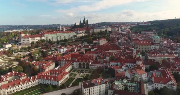 Panorama de Praga, aérea de la ciudad, vista desde arriba en el paisaje urbano de Praga, vuelo sobre la ciudad, Área Ciudad Vieja, Castillo de Praga y Río Moldava, República Checa, Praga — Vídeos de Stock