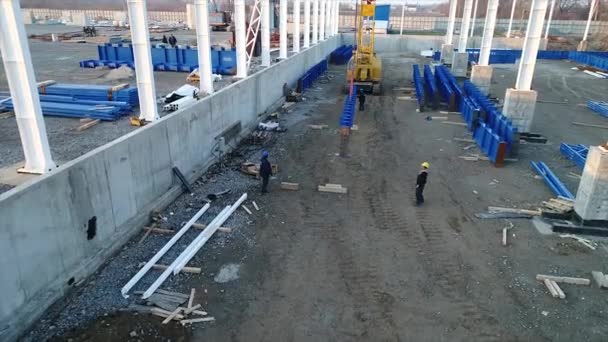 Construção de planta, Construção de uma grande fábrica ou fábrica, Industrial exterior, canteiro de obras, vista aérea, estruturas metálicas e de concreto, máquinas de construção — Vídeo de Stock