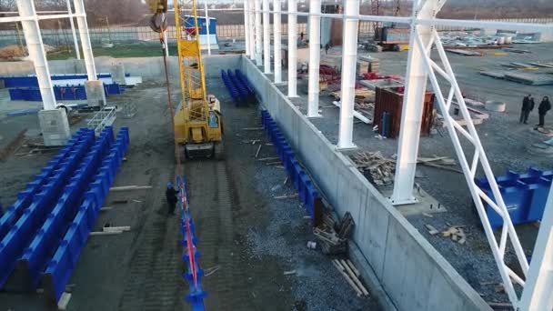 Construcción de plantas, Construcción de una gran fábrica o fábrica, Exterior industrial, Sitio de construcción, vista aérea, estructuras metálicas y de hormigón, maquinaria de construcción — Vídeos de Stock