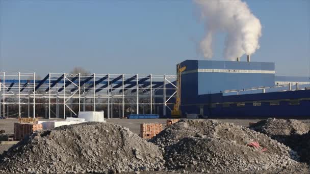 工場や工場の屋根の上のパイプから煙 — ストック動画