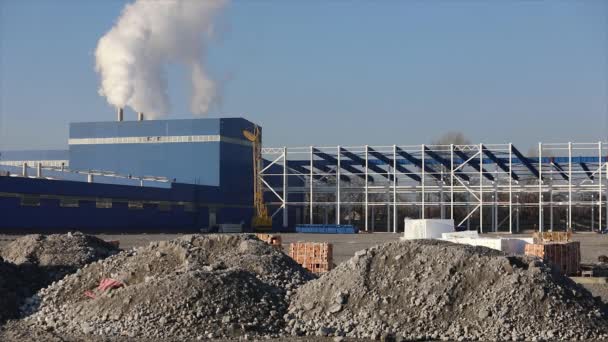 Rök från ett rör på taket av en fabrik eller fabrik, taket av ett produktion rum med ett rör, vit tjock rök avslutar röret — Stockvideo