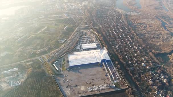 Byggandet av en stor växt eller fabrik, industriella exteriör, panoramautsikt från luften, byggarbetsplats, metall struktur, entreprenadmaskiner, Flygfoto över byggandet — Stockvideo