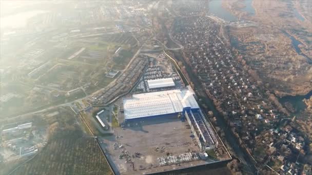 Byggandet av en stor fabrik, industriella exteriör, panoramautsikt från luften. Byggarbetsplats, metall struktur. entreprenadmaskiner, Flygfoto över byggandet — Stockvideo