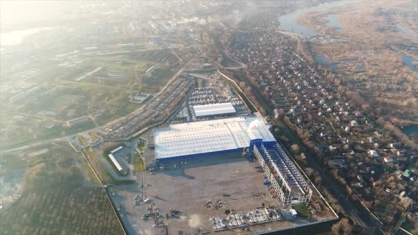 Byggandet av en stor fabrik, industriella exteriör, panoramautsikt från luften. Byggarbetsplats, metall struktur. entreprenadmaskiner, Flygfoto över byggandet — Stockvideo