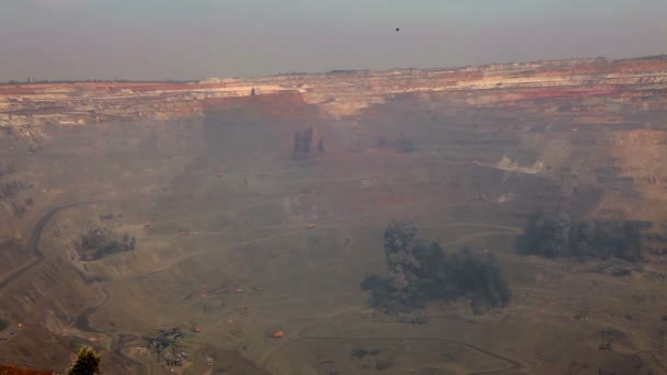 Industriële exterieur, Lore mijnbouw quarryarge, Blast in open, globaal plan — Stockvideo