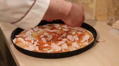 Şef pizza yapar. Aşçı ananas, İtalyan pizza, pizza yapan aşçı elinde pizza yapar
