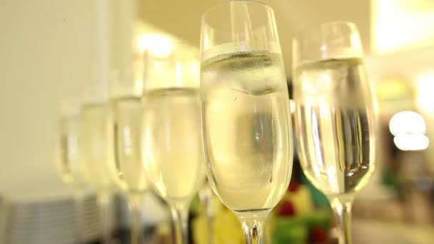 Primer plano de copas de champán con fondo de celebración — Vídeo de stock