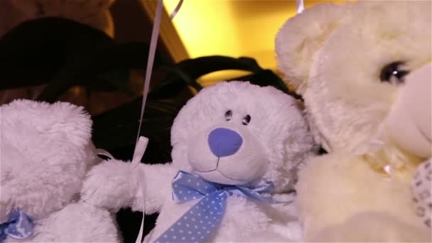 Teddy bears sitting in a row, white teddy bears, helium balloons, cute teddy bear with a butterfly on her neck, soft toy, Interior halls for childrens birthday, a gift, a room, indoors, Teddy bear — Stock Video