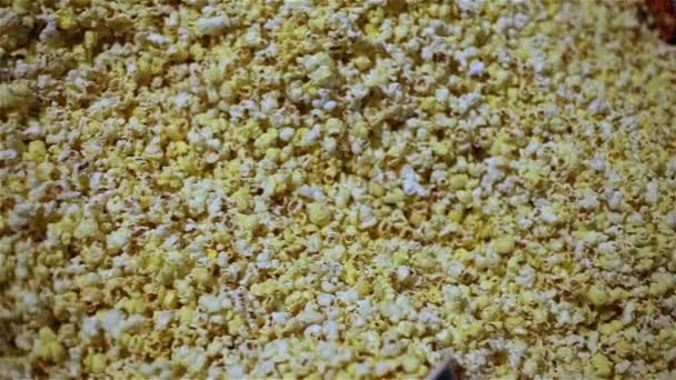 Un sacco di popcorn in un posto solo. Popokorn nella scatola, popcorn freschi al cinema. Cibo al cinema, cibo non utile . — Video Stock