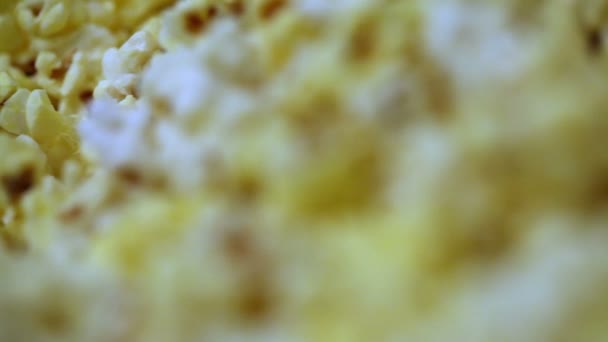 Вкусный попкорн. Макро-кадр из попкорна с соленой и несоленой кукурузой — стоковое видео