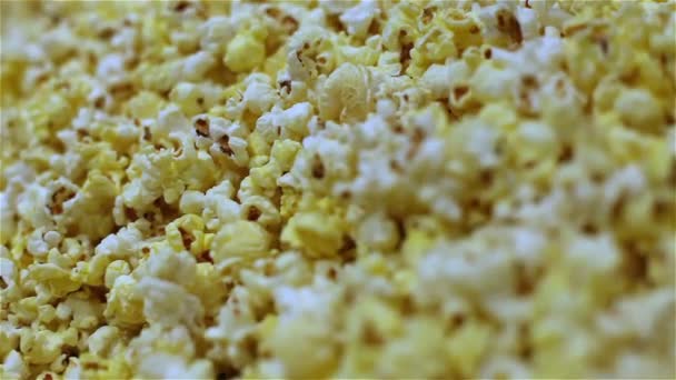 Makro snímek popcorn textury z nasoleného a nesolené kukuřičné — Stock video