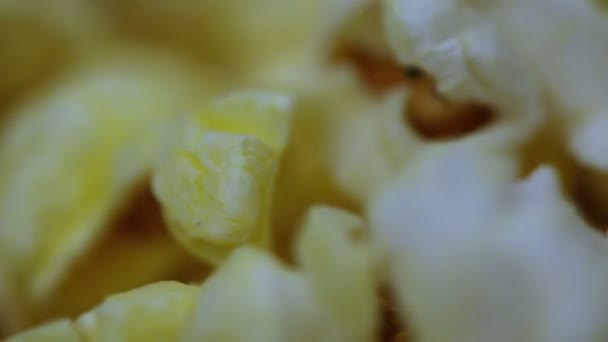 Εύγευστο popcorn φόντο. Πυροβολισμό μακρο μια ποπ κορν υφή, αλατισμένο και ανάλατο καλαμποκιού — Αρχείο Βίντεο