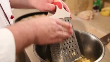 Şef pizza yapar. Aşçı ananas, İtalyan pizza, pizza yapan aşçı elinde pizza yapar