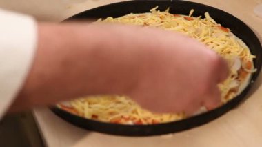 Şef pizza yapar. Aşçı ananas, İtalyan pizza, pizza yapan aşçı elinde pizza yapar