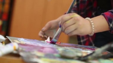 Sanatçı boya palet, palet sanat karışık fırça boya, sanatçı fırça mix renk Yağlıboya Resim paleti, sanatsal fırça, el yakın çekim karışımları