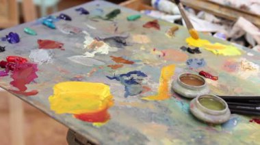 Sanatçı boya palet, palet sanat karışık fırça boya, sanatçı fırça mix renk Yağlıboya Resim paleti, sanatsal fırça, el yakın çekim karışımları