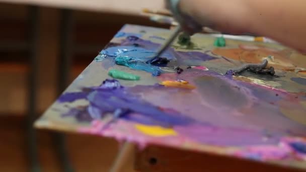艺术家混合在调色板上的油漆, 艺术画笔混合在调色板上的油漆, 艺术家画笔混合彩色油画在调色板上, 艺术画笔, 手特写 — 图库视频影像