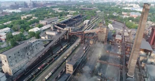 Área industrial vista superior, Vista do objeto industrial, Pátio de uma fábrica, Vista aérea, Fumaça e fogo, poluição ambiental, poluição ambiental, desastre ecológico, vista panorâmica, 4K — Vídeo de Stock