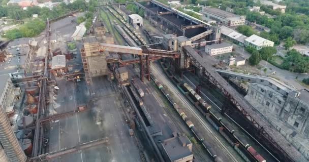 Industriezone bovenaanzicht, weergave van het industriële object, binnenplaats van een fabriek, luchtfoto, rook en vuur, milieuvervuiling, milieuvervuiling, milieuramp, panoramisch uitzicht, 4k — Stockvideo