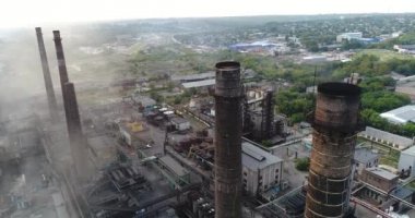Sanayi Bölgesi üstten görünüm, endüstriyel nesnesinin görünümünü, bir fabrika, havadan görünümü, duman ve ateş, çevre kirliliği, çevre kirliliği, ekolojik felaket, panoramik, 4k avlusu