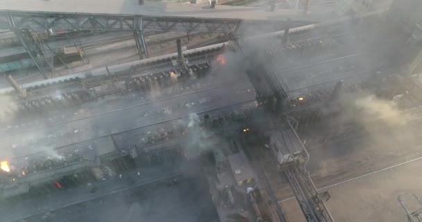 Área industrial vista superior, Vista do objeto industrial, Pátio de uma fábrica, Vista aérea, Fumaça e fogo, poluição ambiental, poluição ambiental, desastre ecológico, vista panorâmica, 4K — Vídeo de Stock