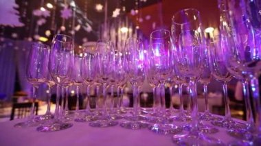 Temiz bardak şampanya ve şarap, şampanya restoranda, masada gözlükle barmen tarafından hazırlanan bir tabloda bardak şampanya Festival tablo