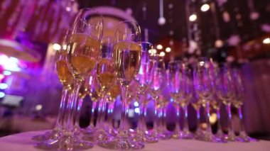 Şampanya bardak şampanya şenlikli masaya, barmen tarafından hazırlanan şampanya ve şarap için bir tablosundaki temiz gözlük, Restoran tablo ile gözlük