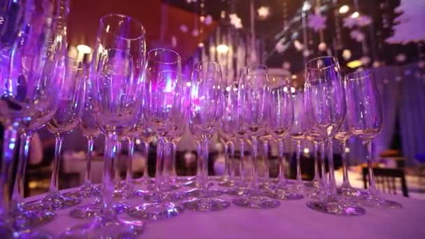 Limpiar las copas en una mesa preparada por el camarero para el champán y el vino, Copas con champán en la mesa en el restaurante, copas de champán en la mesa festiva — Vídeos de Stock