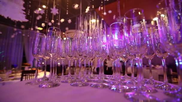 Lege glazen voor champagne op de buffet tafel in het restaurant hal ontbijtbuffet tabel, interieur van restaurant, glazen voor champagne — Stockvideo