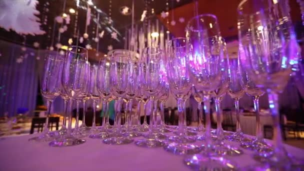 Пустые бокалы для шампанского на столе в зале ресторана, стол "шведский стол", интерьер ресторана, бокалы для шампанского — стоковое видео