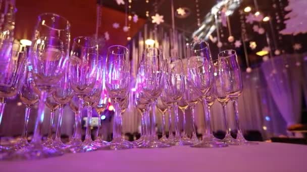 Lege glazen voor champagne op de buffet tafel in het restaurant hal ontbijtbuffet tabel, interieur van restaurant, glazen voor champagne — Stockvideo