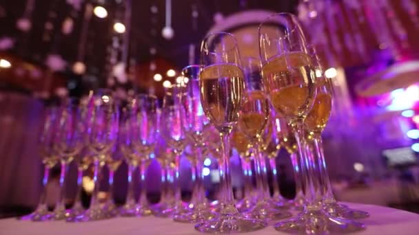 Glasögon med champagne på bordet i restaurangen, glas champagne på festbordet, rena glasögon på ett bord som utarbetats av bartendern för champagne och vin — Stockvideo