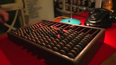 Adam eski telefon, ahşap abacus ofiste arıyor