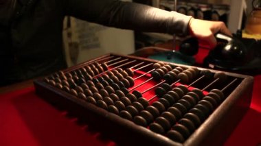 Adam eski telefon, ahşap abacus ofiste arıyor