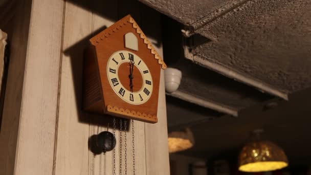 Ρολόι κούκων, παλιό ρολόι κούκων στον τοίχο, ρετρό ρολόι — Αρχείο Βίντεο