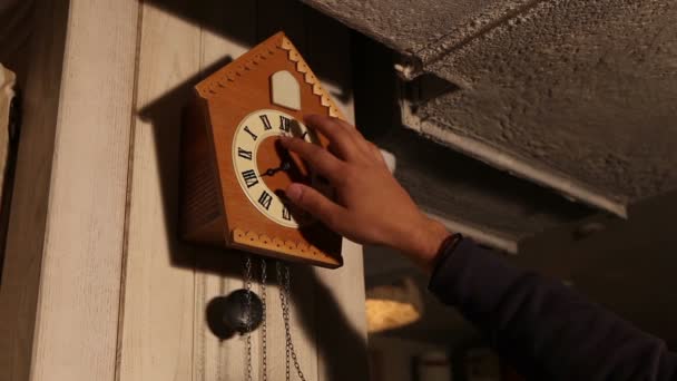 Relojes de cuco, el hombre toma el sentido de las agujas del reloj 7 - 17 OClock — Vídeos de Stock