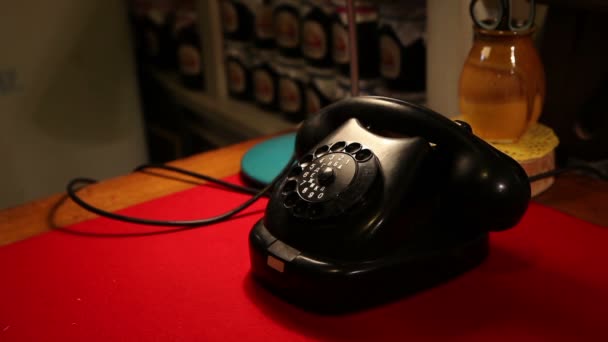 Uppringning med en retro rotary telefon, mannen på kontoret ringer upp den gamla telefonen — Stockvideo