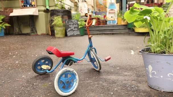 Exterior soviético, una especie de patio soviético, una bicicleta retro de tres ruedas — Vídeos de Stock