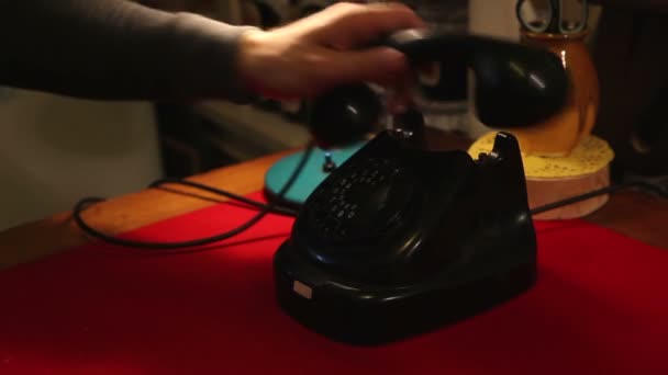 Egy retro rotációs telefon tárcsázás, ember az irodában tárcsázza a régi telefon — Stock videók