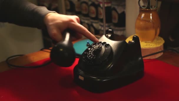 Inbellen met een retro roterende telefoon, belt man in het kantoor de oude telefoon — Stockvideo