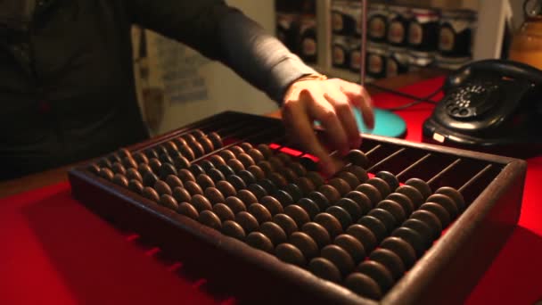 Homem a ligar para o telefone antigo, abacus de madeira no escritório — Vídeo de Stock