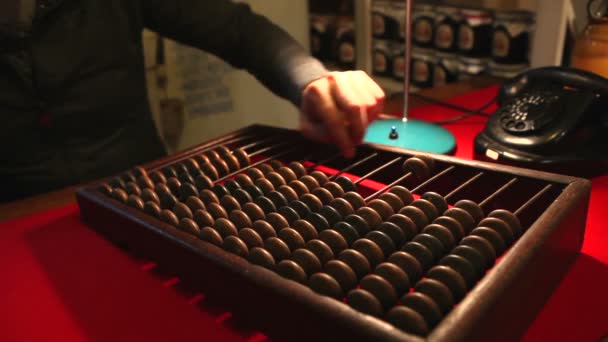 Homem a ligar para o telefone antigo, abacus de madeira no escritório — Vídeo de Stock