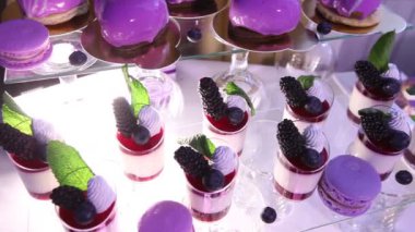 Büfe masa, düğün, tatlılar, tatlı büfesi, güzel alkollü çekim tabloyla tatlılar