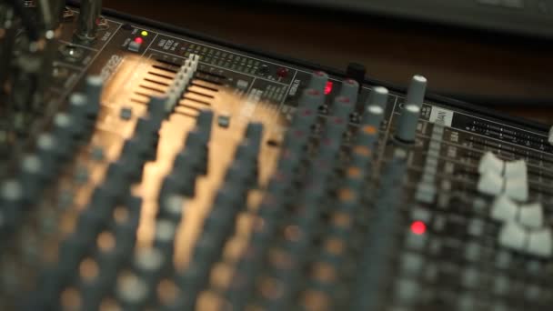 Equipamento de gravação de som, equipamento de gravação profissional, painel de controle de DJ — Vídeo de Stock